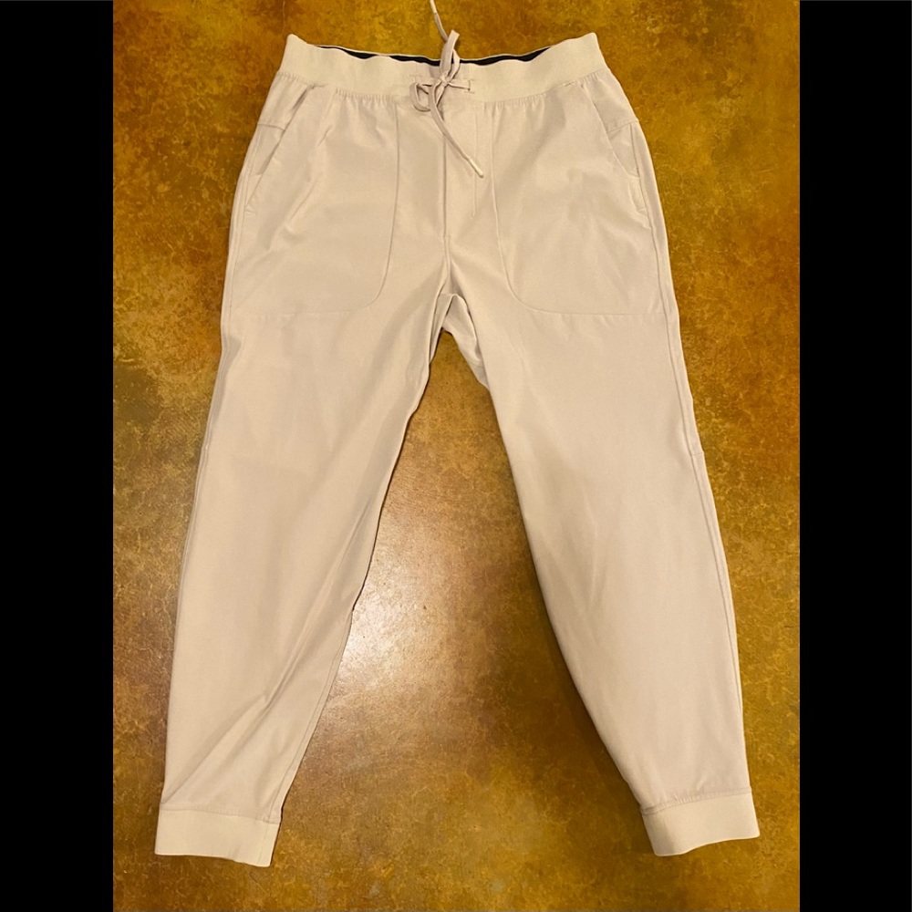 Men’s Lululemon Jogger
28” inseam